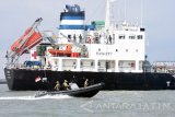 Sejumlah prajurit Kopaska TNI AL dengan menggunakan sea rider melintas disamping Motor Vessel (MV) Hai Soon 12 ketika akan bersandar di Dermaga Ujung Koarmatim Surabaya, Jawa Timur, Selasa (10/5). Jajaran Koarmatim berhasil mengamankan sembilan orang perompak yang melakukan pembajakan MV Hai Soon 12 berbendera Singapura yang bermuatan 200 Kilo Liter Minyak. Antara Jatim/M Risyal Hidayat/zk/16