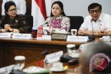 Menko PMK Puan Maharani (tengah) didampingi Menkum HAM Yasonna H Laoly (kanan) dan Menteri Kesehatan Nila Moeloek (kiri) memberikan keterangan pers seusai rapat koordinasi tingkat menteri terkait maraknya kasus kekerasan terhadap anak di Kantor Kemenko PMK, Jakarta, Selasa (10/5). Dalam rapat itu diputuskan sejumlah isu penting terkait substansi amandemen UU Perubahan Kedua Atas UU Nomor 23 Tahun 2002 tentang Perlindungan Anak di antaranya yaitu penambahan hukuman atau pemberatan hukuman serta publikasi identitas pelaku kekerasan. ANTARA FOTO/Sigid Kurniawan/wdy/16.