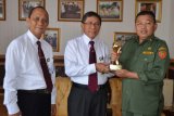 Direktur Utama Sudirman HMY didampingi Direktur Kepatuhan Musafir menyerahkan TOP Pembina BUMD 2016 kepada Gubernur Kalbar Drs. Cornelis, MH pada Senin (9/5) (Foto Rudy /Divisi Corporate Secretary Bank Kalbar).