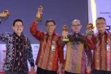 (Dari kiri ke kananan) Top Management Bank Kalbar Kepala Divisi Akuntansi Restuanda, Direktur Utama Sudirman HMY, Komisaris Utama Murdjani Abdullah, Kepala Divisi Corporate Secetary Dedi Supriadi hadir dalam penganugerahan Penghargaan TOP BUMD 2016 (Foto Rudy /Divisi Corporate Secretary Bank Kalbar).