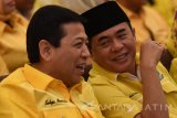 Calon Ketua Umum Golkar nomor urut 1 Ade Komarudin (kanan) berbincang dengan calon Ketua Umum Golkar nomor urut 2 Setya Novanto sebelum menyampaikan visi misi pada kampanye calon ketua umum Golkar zona II di Surabaya, Jawa Timur, Rabu (11/5). Kampanye Zona II yang merupakan rangkaian Musyawarah Luar Biasa Partai Golkar tersebut diikuti kader partai dari wilayah Jawa dan Kalimantan. Antara Jatim/Zabur Karuru/16.