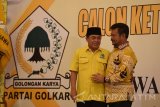 Calon Ketua Umum Golkar nomor urut 1 Ade Komarudin (kiri) berbincang dengan calon Ketua Umum Golkar nomor urut 8 Syahrul Yasin Limpo (kanan) sebelum menyampaikan visi misi pada kampanye calon ketua umum Golkar zona II di Surabaya, Jawa Timur, Rabu (11/5). Kampanye Zona II yang merupakan rangkaian Musyawarah Luar Biasa Partai Golkar tersebut diikuti kader partai dari wilayah Jawa dan Kalimantan. Antara Jatim/Zabur Karuru/16.