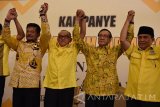 Ketua Umum Golkar Abu Risyal Bakrie (kedua kiri) bersama Ketua Dewan Pertimbangan Golkar Akbar Tandjung (kedua kanan) dan Calon Ketua Umum Golkar no urut.1 Ade Komarudin (kanan) serta calon Ketua Umum Golkar no urut. 8 Syahrul Yasin Limpo (kiri) saling berpengangan dan mengangkat tangan usai menyampaikan visi misi sesi I pada kampanye calon ketua umum Golkar zona II di Surabaya, Jawa Timur, Rabu (11/5). Kampanye Zona II yang merupakan rangkaian Musyawarah Luar Biasa Partai Golkar tersebut diikuti kader partai dari wilayah Jawa dan Kalimantan. Antara Jatim/Zabur Karuru/16.