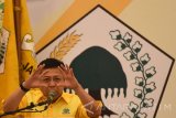 Calon Ketua Umum Golkar nomor urut 2 Setya Novanto menyampaikan visi misi sesi ketiga pada kampanye calon ketua umum Golkar zona II di Surabaya, Jawa Timur, Rabu (11/5). Kampanye Zona II yang merupakan rangkaian Musyawarah Luar Biasa Partai Golkar tersebut diikuti kader partai dari wilayah Jawa dan Kalimantan. Antara Jatim/Zabur Karuru/16
