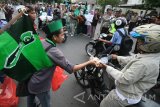 Sejumlah mahasiswa yang tergabung dalam Himpunan Mahasiswa Islam (HMI) membagikan nasi bungkus kepada pengguna jalan saat aksi simpatik di depan Mapolresta Kediri, Jawa Timur, Rabu (11/5). Aksi membagikan 250 nasi bungkus tersebut sebagai wujut protes peryataan Wakil Ketua Komisi Pemberantasan Korupsi (KPK) Saut Situmoran yang dinilai mencemarkan nama baik HMI. Antara Jatim/Prasetia Fauzani/zk/16