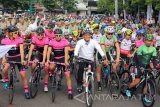 Bupati Banyuwangi Abdullah Azwar Anas (keempat kiri) bersepeda bersama atlet balap Internatonal Tour de Banyuwangi Ijen (ITDBI) dan warga di Banyuwangi, Jawa Timur, Selasa (10/5). kegiatan bersepeda bersama tersebut, bertujuan untuk mengkapanyekan hidup sehat dengan bersepeda dan juga sebagai ajang untuk memperkenalkan kepada masyarakat pembalap ITdBI dari 20 Negara yang akan berlomba pada Rabu 11-14 mei 2016. Antara Jatim/ Budi Candra Setya/zk/16.