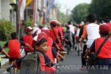 Sejumlah siswa mengikuti sepeda bersama Atlet balap Internatonal Tour de Banyuwangi Ijen (ITDBI)di Banyuwangi, Jawa Timur, Selasa (10/5). kegiatan bersepeda bersama tersebut, bertujuan untuk mengkapanyekan hidup sehat dengan bersepeda dan juga sebagai ajang untuk memperkenalkan kepada masyarakat pembalap ITdBI dari 20 Negara yang akan berlomba pada Rabu 11-14 mei 2016. Antara Jatim/ Budi Candra Setya/zk/16.