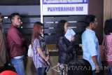 Pemohon mengantre di loket pendaftaran SIM di Mapolres Tulungagung, Jawa Timur, Rabu (11/5). Pascalibur panjang, permohonan SIM di Satlantas Polres Tulungagung meningkat sekitar 50 persen dari sebelumnya rata-rata 250 pemohon menjadi 350-an orang per hari. Antara Jatim/Destyan Sujarwoko/zk/16