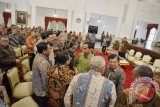 Presiden Joko Widodo (tengah) didampingi Wapres Jusuf Kalla (kedua kanan) berjabat tangan dengan sejumlah kepala daerah usai peresmian penutupan Musyawarah Rencana Pengembangan Nasional (Musrenbangnas) Tahun 2016 di Istana Negara, Jakarta, Rabu (11/5). Presiden mengingatkan kepada Kepala Daerah agar fokus dalam perencanaan dan pelaksanaan program kerja, cermat dalam pengelolaan APBN dan APBD, peningkatan mutu potensi daerah, diferensiasi pengembangan daerah agar berdampak nyata bagi masyarakat dari tingkat bawah hingga tingkat nasional. ANTARA FOTO/Yudhi Mahatma/wdy/16.