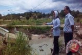 PT Timah (Persero) Tbk mengeruk Sungai Pedindang Kabupaten Bangka Tengah, Provinsi Kepulauan Bangka Belitung dalam upaya mencegah banjir di daerah itu.
