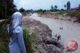 PT Timah (Persero) Tbk mengeruk Sungai Pedindang Kabupaten Bangka Tengah, Provinsi Kepulauan Bangka Belitung dalam upaya mencegah banjir di daerah itu.