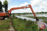 PT Timah (Persero) Tbk melalui program corporate social responsibility (CSR) mengeruk Kolong Retensi Kacang Pedang Kota Pangkalpinang, Provinsi Kepulauan Bangka Belitung, Selasa (3/5) (Foto Antara/ Aprionis)