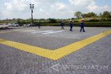 Sejumlah pekerja memeriksa lapangan helipad di kawasan lapangan gas Jambaran-Tiung Biru (TBR) di Kecamatan Ngasem, Bojonegoro, Jawa Timur, Kamis (12/5). Pengembangan lapangan gas Jambaran-TBR, dengan operator Pertamina EP Cepu (PEPC), diawali dengan pekerjaan sipil berupa pembangunan tapak sumur, jalan, perumahan, jembatan dan lapangan helipad. Antara Jatim/Foto/Slamet Agus Sudarmojo/16. 