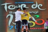 Wakil Bupati Banyuwangi Yusuf Widiyatmoko (kiri) memakaikan yelow jersey kepada pebalap sepeda asal Korea Selatan shin Dong Hyun (kanan) di Taman Blambangan, Banyuwangi, Jawa Timur, Rabu (11/5). Dong Hyun yang bergabung di LX Cycling Team, berhak atas Yellow Jersey sebagai tanda pimpinan lomba pada etape pertama International Tour de Banyuwangi Ijen 2016. Antara Jatim/Budi Candra Setya/zk/1616.