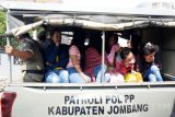 Sejumlah pasangan diamankan saat razia rumah kos di Jombang, Jawa Timur. Kamis (12/5). Dalam razia rumah kos didapati dua pasangan mesum dan belasan warga yang tak mampu menunjukkan identitas selanjutnya diamankan untuk didata. Razia itu untuk untuk menciptakan situasi kondusif di wilayah Jombang. Antara Jatim/Syaiful Arif/zk/16