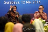 Ketua MPR RI, Zulkifli Hasan (kanan) menyaksikan Walikota Surabaya Tri Rismaharini (kiri) menjawab pertanyaan dari peserta disela-sela seminar Sosialisasi Empat Pilar MPR RI di Universitas Airlangga (Unair) Surabaya, Jawa Timur, Kamis (12/5). Dalam sosialisasi yang diikuti oleh 600 peserta, terdiri dari civitas akademika Unair, kader parpol, Lembaga Swadaya Masyarakat (LSM), dan tokoh masyarakat tersebut Zulkifli Hasan meminta warga negara Indonesia, setiap perilaku dan tindak tanduknya harus disinari oleh cahaya Pancasila. Antara Jatim/M Risyal Hidayat/zk/16