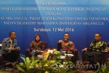 Ketua MPR RI, Zulkifli Hasan (kedua kanan) didampingi Walikota Surabaya Tri Rismaharini (kedua kiri) dan Rektor Universitas Airlangga (Unair), M Nasih (kanan) dan moderator Suparto Wijoyo (kiri) menjawab pertanyaan dari peserta disela-sela seminar Sosialisasi Empat Pilar MPR RI di Rektorat Unair Surabaya, Jawa Timur, Kamis (12/5). Dalam sosialisasi yang diikuti oleh 600 peserta, terdiri dari civitas akademika Unair, kader parpol, Lembaga Swadaya Masyarakat (LSM), dan tokoh masyarakat tersebut Zulkifli Hasan meminta warga negara Indonesia, setiap perilaku dan tindak tanduknya harus disinari oleh cahaya Pancasila. Antara Jatim/M Risyal Hidayat/zk/16