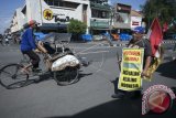 Indra Azwan (57) melakukan aksi jalan kaki keliling Indonesia melewati jalan Malioboro, Yogyakarta, Jumat, (13/05). Indra berjalan kaki untuk mencari keadilan bagi putranya, almarhum Rifki Andika yang menjadi korban tabrak lari seorang perwira polisi 23 tahun yang lalu. ANTARA FOTO/Hendrs Nurdiyansyah/wdy/16