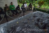 Warga Nahdliyin berdoa bersama saat Haul Syuhada Madiun dan Ikrar Setia Negara Kesatuan Republik Indonesia (NKRI) di areal Monumen Keganasan Partai Komunis Indonesia (PKI) Kresek, Kabupaten Madiun, Jawa Timur, Kamis (12/5).  Haul tersebut selain untuk mendoakan para syuhada yang menjadi korban keganasan PKI juga untuk antisipasi bangkitnya lagi PKI. Antara Jatim/Foto/Siswowidodo/zk/16 