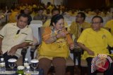 Titiek Soeharto (tengah) didampingi Ketua Panitia Pengarah Munaslub Partai Golkar Nurdin Halid (kiri) berbincang dengan Ketua Dewan Pertimbangan Partai Golkar Akbar Tanjung saat kampanye zona III di Nusa Dua, Bali, Jumat (13/5). Kampanye putaran terakhir yang diikuti tiga pasangan calon ketua umum Patai Golkar yakni Ade Komarudin, Airlangga Hartarto dan Syahrul Yasin Limpo dengan menyampaikan visi misi masing-masing kandidat untuk kemajuan Partai Golkar di masa mendatang. ANTARA FOTO/Wira Suryantala/wdy/16.