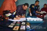 Seorang anggota Persatuan Wartawan Indonesia (PWI) mengikuti tes narkoba di Balai Wartawan Sidoarjo, Jawa Timur, Jumat (13/5). Kegiatan yang diselenggarakan BNN Kabupaten Sidoarjo tersebut merupakan upaya pemberantasan narkoba kepada seluruh elemen masyarakat termasuk wartawan (jurnalis). Antara jatim/Umarul Faruq/16