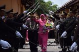 Mantan Kapolres Jombang AKBP Sudjarwoko bersama istri melewati pasukan pedang pora saat pisah sambut di Mapolres Jombang, Jawa Timur, Jumat (13/5). AKBP Sudjarwoko menduduki jabatan baru sebagai Wadirresnarkoba Polda Bali dan posisi Kapolres Jombang dijabat AKBP Agung Marlianto yang sebelumnya menjabat sebagai Kasubdit I Ditreskrimsus Polda Metro Jaya. Antara Jatim/Syaiful Arif/zk/16