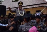 Mantan Kapolres Jombang AKBP Sudjarwoko saat pisah sambut di Mapolres Jombang, Jawa Timur, Jumat (13/5). AKBP Sudjarwoko menduduki jabatan baru sebagai Wadirresnarkoba Polda Bali dan posisi Kapolres Jombang dijabat AKBP Agung Marlianto yang sebelumnya menjabat sebagai Kasubdit I Ditreskrimsus Polda Metro Jaya. Antara Jatim/Syaiful Arif/zk/16