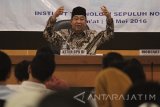 Ketua Badan Pemeriksa Keuangan (BPK) Harry Azhar Azis memaparkan makalah berjudul 