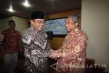 Ketua Badan Pemeriksa Keuangan (BPK) Harry Azhar Azis (kiri) menjabat tangan Ketua Majelis Wali Amanat (MWA) Institut Teknologi Sepuluh Nopember Surabaya (ITS) M Nuh (kanan) usai kuliah umum di Gedung Rektorat ITS, Surabaya, Jawa Timur, Jumat (13/5). Kuliah umum tersebut membahas tentang kinerja BPK dalam memberikan opini atas tata kelola keuangan lembaga negara yang akuntabel, transparan, bebas dari korupsi untuk tercapainya kesejahteraan rakyat. Antara Jatim/Moch Asim/zk/16