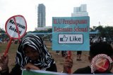 Dua orang anak memegang poster ketika mengikuti aksi yang digelar Masyarakat Sumut Anti Kekerasan Seksual, di Medan, Sumatera Utara, Minggu (15/5). Aksi tersebut sebagai upaya mengajak masyarakat untuk bersama melindungi anak-anak dan perempuan dari ancaman kejahatan seksual. ANTARA FOTO/Irsan Mulyadi/wdy/16