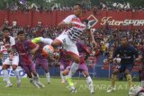 Kapten PSBK Blitar Bambang Priyo Jatmiko (tengah) menahan serangan pesepak bola Persik Kediri saat Kompetisi Indonesia Soccer Championship (ISC) B di Stadion Brawijaya, Kota Kediri, Jawa Timur, Sabtu (14/5). Pertandingan tersebut dimenangkan oleh tim tuan rumah Persik Kediri dengan skor akhir 2-1. Antara Jatim/Prasetia Fauzani/zk/16