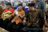 Ketua MPR RI Zulkifli Hasan (tengah) berbincang bersama Walikota Kediri Abdullah Abubakar (kanan) didampingi Ketua Umum Lembaga Dakwah Islam Indonesia (LDII) Abdullah Syam (kiri) saat menghadiri Sosialisasi Empat Pilar Kebangsaan di Pondok Pesantren Wali Barokah, Kota Kediri, Jawa Timur, Kamis (10/3). LDII bekerjasama dengan MPR RI akan melakukan sosialisasi empat pilar kebangsaan ke seluruh cabang LDII se Indonesia guna memberikan pemahaman tentang Pancasila sebagai dasar negara dan menumbuh kembangkan sikap cinta tanah air. Antara Jatim/Prasetia Fauzani/zk/16