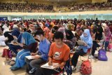 Sejumlah peserta mengerjakan soal saat mengikuti simulasi (Try Out) Seleksi Bersama Masuk Perguruan Tinggi Negeri (SBMPTN) di Universitas Airlangga (Unair) Surabaya, Jawa Timur, Minggu (15/5). Try out tersebut diikuti sekitar 2980 peserta dari berbagai daerah lulusan SMA/MA/SMK/MAK 2014,2015. Antara jatim/M Risyal Hidayat/zk/16