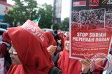 Sejumlah warga mengatasnamakan Medan Peduli Suriah longmarch ketika menggelar aksi, di Medan, Sumatera Utara, Minggu (15/5). Mereka mengecam serangan yang terjadi di Aleppo, Suriah. ANTARA SUMUT/Irsan Mulyadi/16