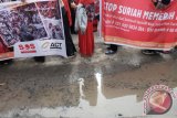 Sejumlah warga mengatasnamakan Medan Peduli Suriah longmarch ketika menggelar aksi, di Medan, Sumatera Utara, Minggu (15/5). Mereka mengecam serangan yang terjadi di Aleppo, Suriah. ANTARA SUMUT/Irsan Mulyadi/16