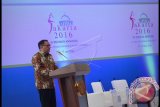 Gubernur Bank Indonesia (BI) Agus Marto Wardojo memaparkan fungsi dan pemanfaatan keuangan syariah pada Pertemuan Islamic Development Bank (IDB) di Jakarta Convention Center, Senin (16/5). Forum IDB tersebut membahas peran keuangan syariah dalam mencapai Sustainable Development Goal's (SDGs) perspektif global dan untuk fokus pada tantangan besar bagi sektor keuangan Islam untuk pencapaian SDGs di negara-negara tertentu. ANTARA FOTO/Yudhi Mahatma/wdy/16