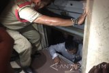 Petugas berusaha membantu pegunjung keluar dari lift saat lift tersebut macet di DPRD Surabaya, Jawa Timur, Senin (16/5). Peristiwa macetnya lift tersebut akibat listrik padam dan genset yang tidak berfungsi. Antara Jatim/Abdul Hakim/zk/16