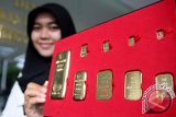 Petugas PT Pegadaian (Persero) menunjukkan emas batangan di Banda Aceh, Aceh, Senin (16/5). PT Pegadaian (Persero) menawarkan investasi dengan menabung Rp5.000 yang setara dengan kepemilikan emas seberat 0,01 gr. ANTARA FOTO/Irwansyah Putra/ama/16.