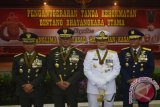 Panglima TNI Jenderal Gatot Nurmantyo (kedua kiri), didampingi KASAD Jenderal Mulyono (kiri), KASAL Laksamana Ade Supandi (kedua kanan) dan KASAU Marsekal Agus Supriatna berfoto bersama usai penganugerahan Bintang Bhayangkara Utama di Mabes Polri, Jakarta, Senin (16/5). Penghargaan Bintang Bhayangkara Utama diberikan kepada Panglima TNI, KASAD, KASAL dan KASAU atas jasa luar biasa bagi negara dan bangsa untuk kemajuan dan pengembangan di kepolisian. ANTARA FOTO/Akbar Nugroho Gumay/wdy/16