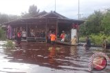 Wakil Bupati Kubu Raya Hermanus, bersama anggota DPRD Kubu Raya Suharso dan unsur muspika Sungai Ambawang menyerahkan bantuan bagi korban banjir di keamatan kuala mandor B (Foto Antara Kalbar/Rendra Oxtora)