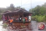 Wakil Bupati Kubu Raya Hermanus, bersama anggota DPRD Kubu Raya Suharso dan unsur muspika Sungai Ambawang menyerahkan bantuan bagi korban banjir di keamatan kuala mandor B (Foto Antara Kalbar/Rendra Oxtora)