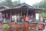 Wakil Bupati Kubu Raya Hermanus, bersama anggota DPRD Kubu Raya Suharso dan unsur muspika Sungai Ambawang menyerahkan bantuan bagi korban banjir di keamatan kuala mandor B (Foto Antara Kalbar/Rendra Oxtora)