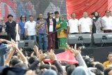 Menteri Desa, Pembangunan Daerah Tertinggal, dan Transmigrasi, Marwan Jafar (ketiga kanan) bersama grup band Slank menyanyikan lagu Indonesia Raya saat membuka Konser Perbatasan, di Stadion Kridasana Singkawang, Kalbar, Minggu (15/5). Dalam kesempatan tersebut, Marwan Jafar bersama Slank menandatangani Prasasti Konser Indonesia Perbatasan bertajuk 