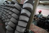  Pekerja menyelesaikan pembuatan songkok 'Tiga Topi' yang dijual dengan harga mulai Rp40.000 hingga Rp70.000 per buah di industri rumahan di Surabaya, Jawa Timur, Senin (16/5). Menjelang datangnya bulan Ramadhan, permintaan songkok tersebut meningkat 50 persen dari rata-rata produksi 180 buah per hari menjadi 270 buah per hari. Antara Jatim/Moch Asim/zk/16