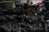  Pekerja menyelesaikan pembuatan songkok 'Tiga Topi' yang dijual dengan harga mulai Rp40.000 hingga Rp70.000 per buah di industri rumahan di Surabaya, Jawa Timur, Senin (16/5). Menjelang datangnya bulan Ramadhan, permintaan songkok tersebut meningkat 50 persen dari rata-rata produksi 180 buah per hari menjadi 270 buah per hari. Antara Jatim/Moch Asim/zk/16