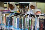 Pelajar memilih buku di Kantor Arsip dan Perpustakaan Daerah (Perpusda) Sidoarjo, Jawa Timur, Selasa (17/5). Menurut data UNESCO, minat membaca masyarakat Indonesia tergolong sangat rendah, hanya sekitar 0,01 persen atau setiap 1.000 orang membaca satu buku. Antara jatim/Umarul Faruq/zk/16
