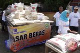 Salah seorang karyawan Bulog memanggil calon pembeli saat peluncuran Operasi Pasar Beras di Pasar Tradisional Peunayong, Banda Aceh, Selasa (17/5).  Perum Bulog Divre Aceh menggelar operasi pasar beras dengan harga murah menjelang ramadhan  selama sebulan guna mengendalikan harga beras di pasar bebas yang saat ini cenderung mengalami kenaikan hingga 15 persen. ANTARA Aceh/Ampelsa/16