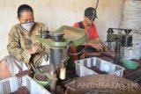 Perajin melakukan proses pembuatan tasbih dari kayu cendana di Desa Balung Tutul, Balung, Jember, Jawa Timur, Selasa (17/5). Berbagai macam kerajinan berupa tasbih, gelang dari kayu cendana, dipasarkan ke sejumlah negara seperti Arab, Malaysia dan Jepang dijual Rp130.000/kodi tasbih serta Rp80.000/kodi gelang.
Antara Jatim/Seno/zk/16.