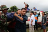 Petugas gabungan mengangkat kantong berisi jenazah korban banjir bandang, di Sibolangit, Deli Serdang, Sumatera Utara, Senin (16/5). Tim gabungan berhasil mengevakuasi 14 dari 17 jenazah korban banjir bandang di lokasi wisata Air Terjun Dua Warna Sibolangit dan empat orang lainnya masih dalam pencarian. (Foto Irsan Mulyadi).