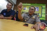 Kepala Tim Disaster Victim Idetification (DVI) Polda Sumut, Kombes Pol Setyo Purwanto (kanan) memberikan keterangan kepada wartawan mengenai identifikasi jenazah korban banjir bandang Sibolangit di Medan, Sumatera Utara, Rabu (18/5). Data sementara DVI Polda Sumut mencatat sebanyak 16 kantong jenazah telah diterima, 12 jenazah di antaranya sudah teridentifikasi dan enam jenazah sudah dipulangkan ke pihak keluarga. ANTARA SUMUT/Septianda Perdana/16